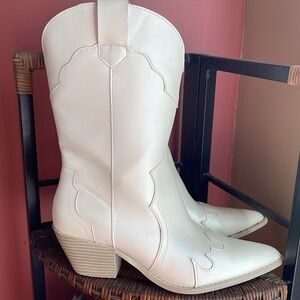 Stagecoach western white cowboy boots sz.8.5